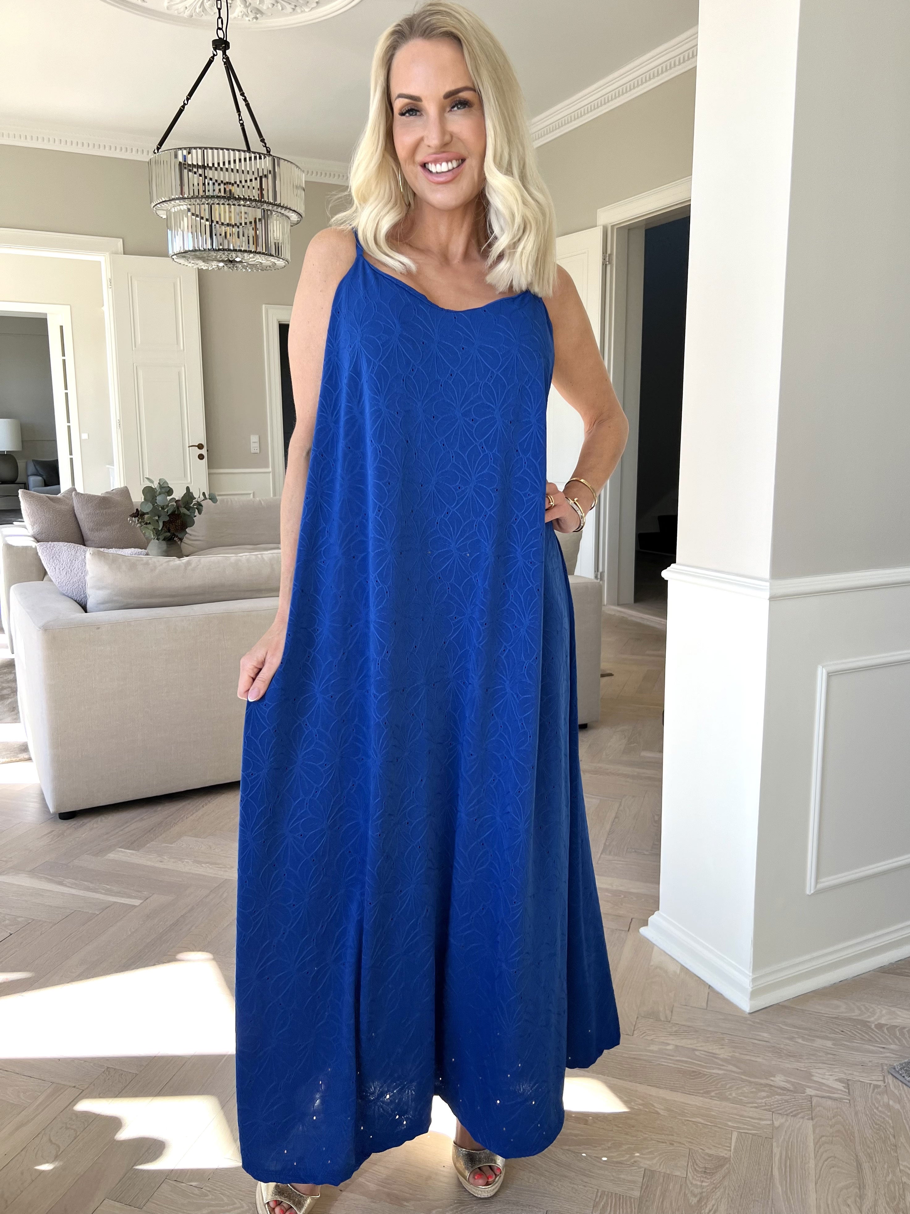 Emilie - Stropkjole i blødt stof med broderie anglaise